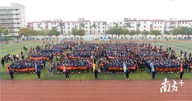 江门培英高中举行高三学子高考百日冲刺誓师活动。杨兴乐摄 江门培英高中举行高三学子高考百日冲刺誓师活动。杨兴乐摄