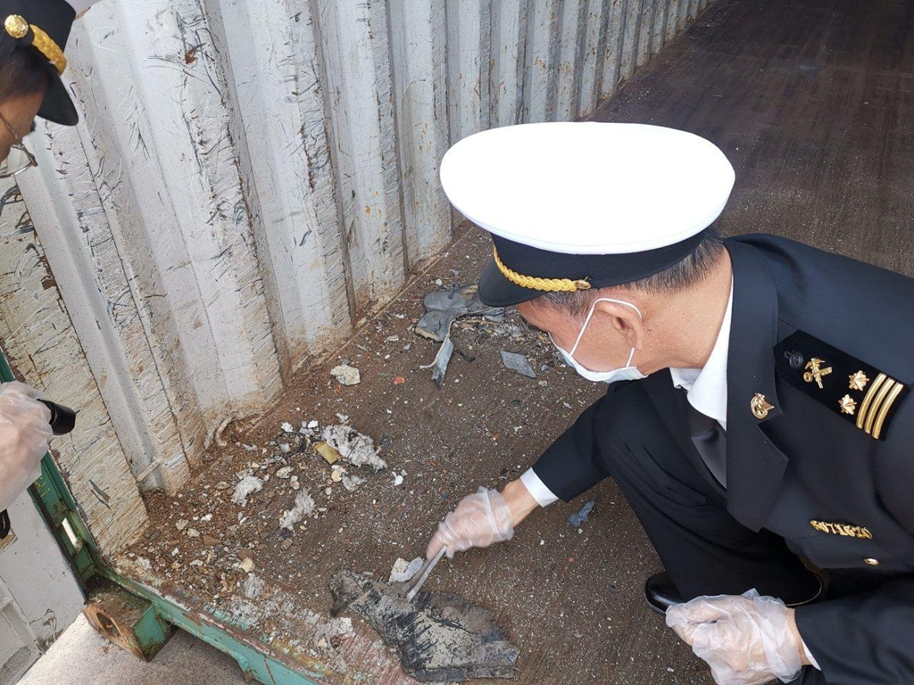 汕头海关所属汕头港海关在对一批空箱进行常规抽查。