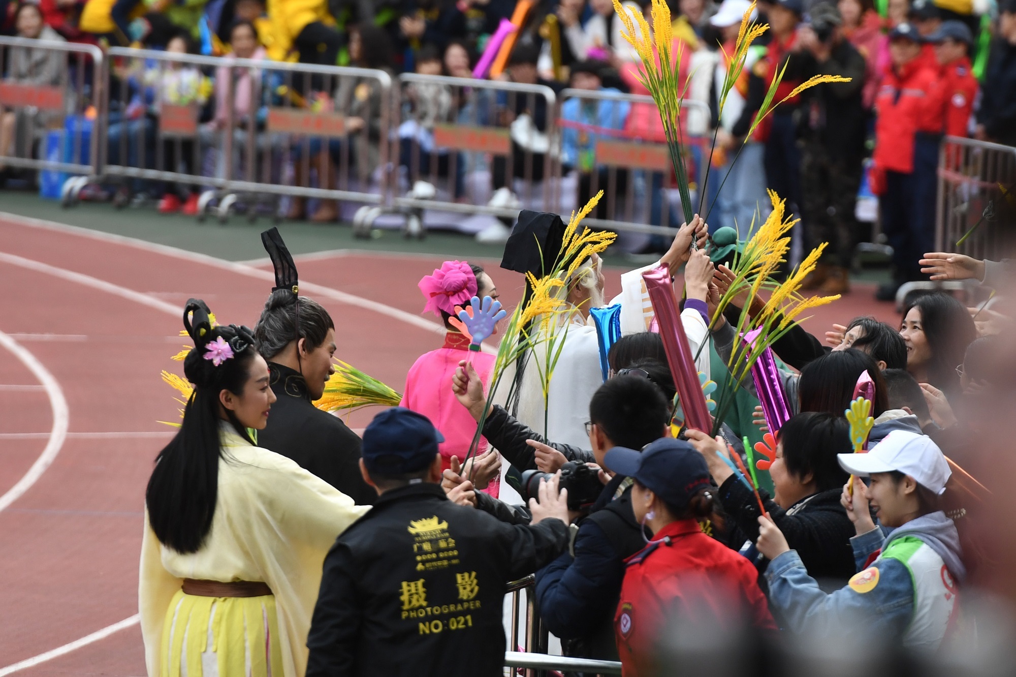 粤剧演员参加广府庙会巡游