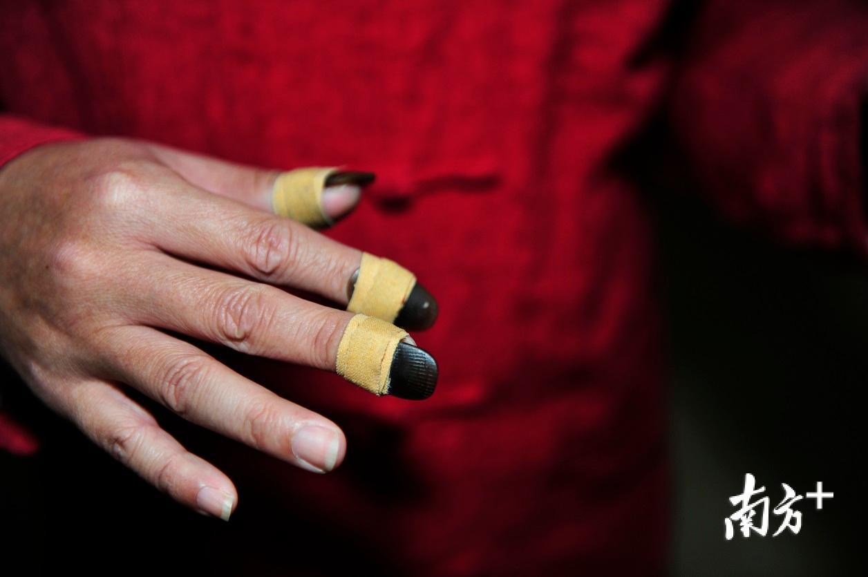 乐师需佩戴专用指甲弹奏客家筝。（南方日报记者 何森垚 摄）