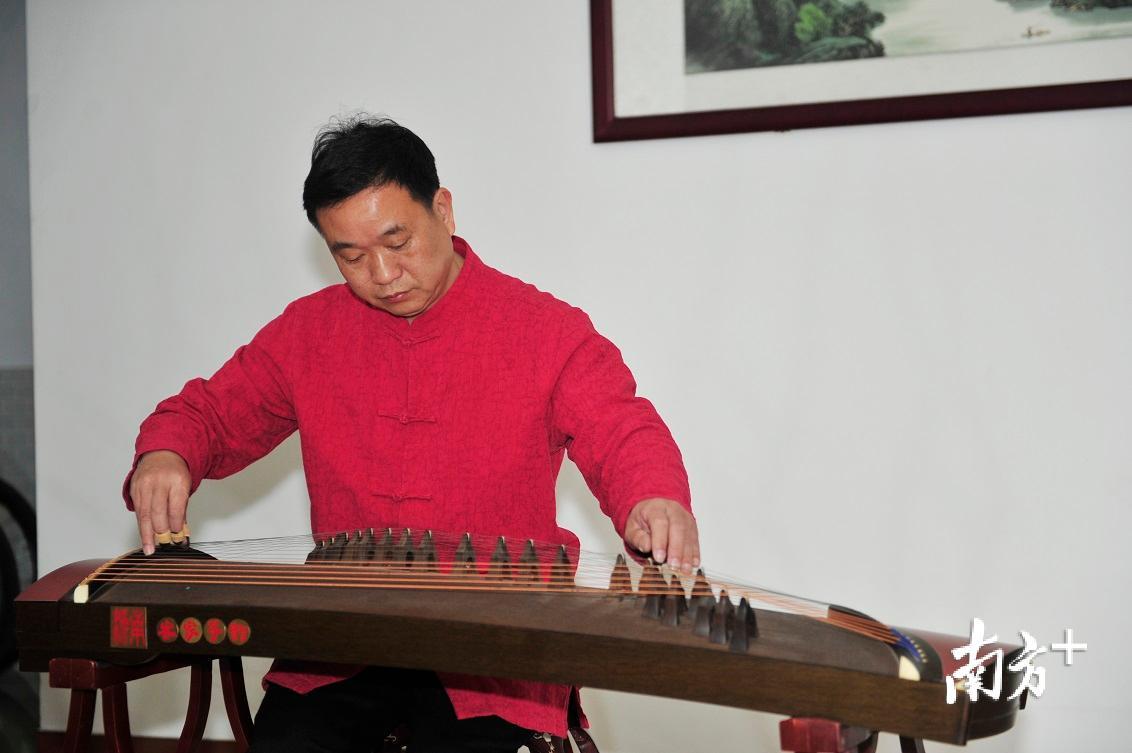 范永奋正在演奏客家筝。（南方日报记者 何森垚 摄）