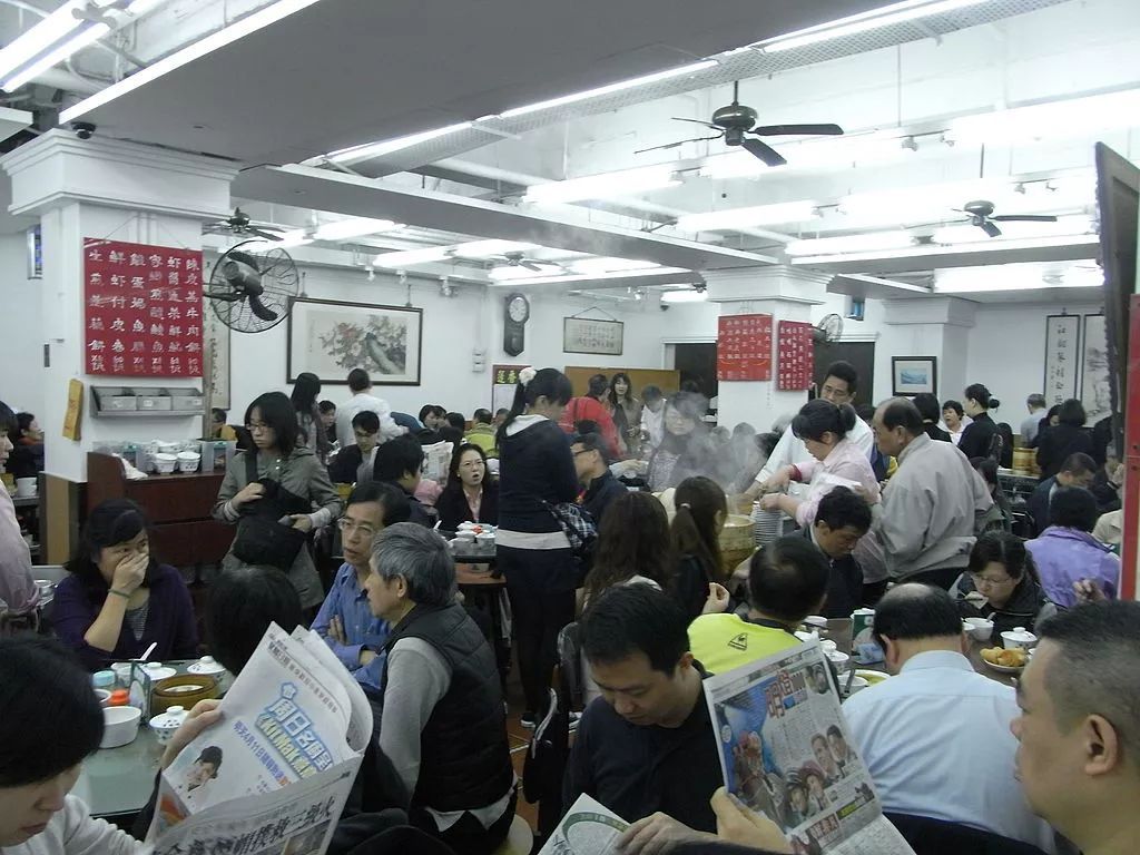 拥挤的香港莲香楼。