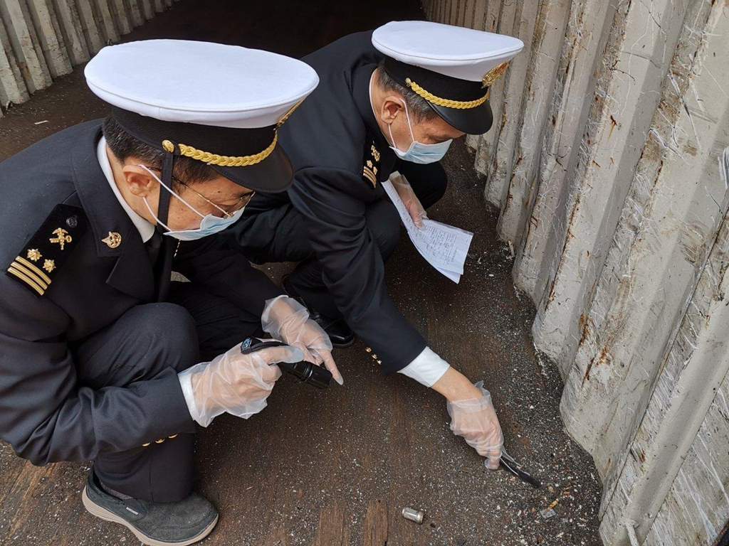 汕头海关所属汕头港海关在对一批空箱进行常规抽查。