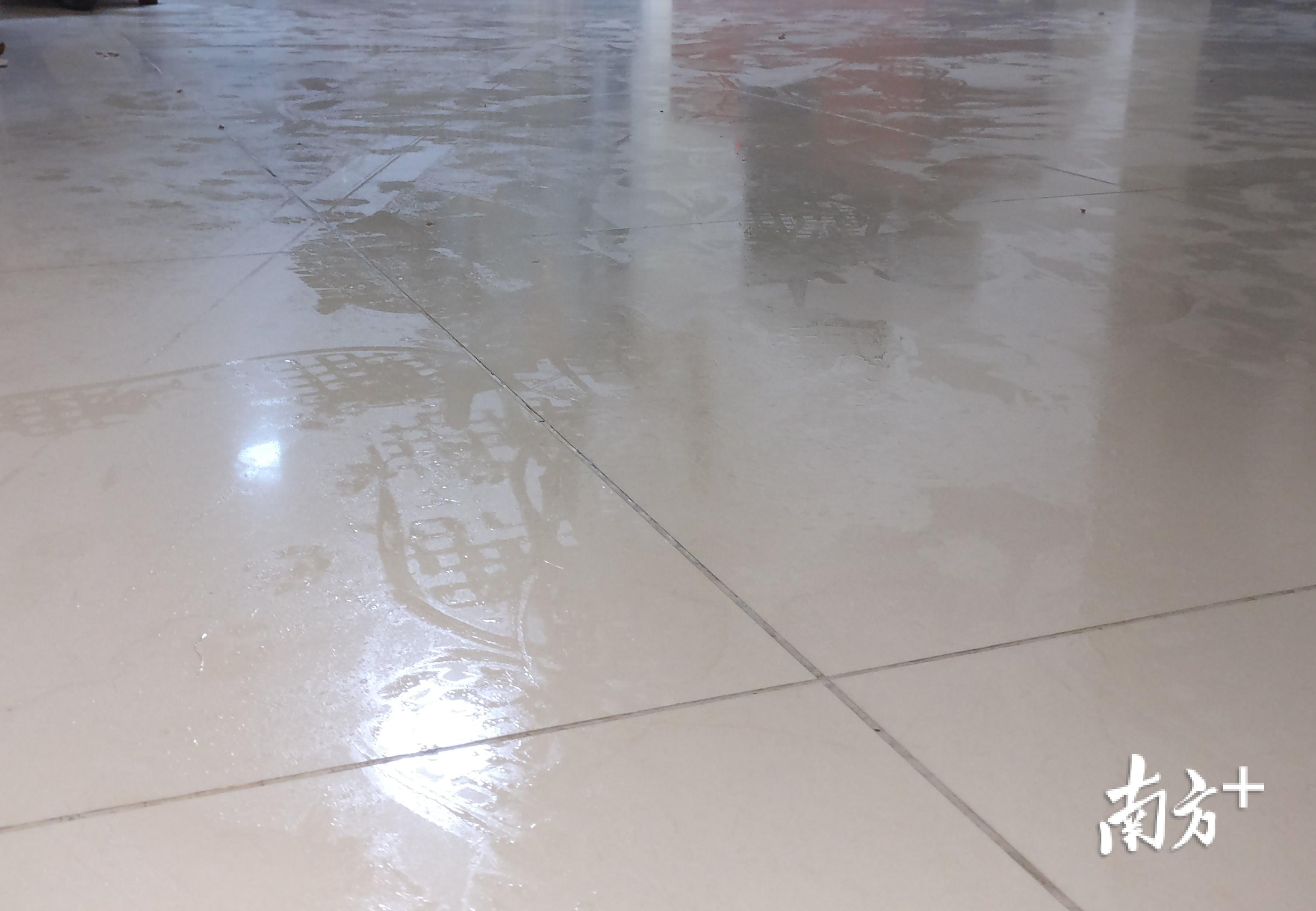 地面永远不会干。 地面永远不会干。