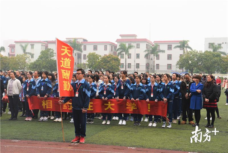 培英高中全体高三师生集体宣誓,全身心投入备战高考这场青春的战斗中。杨兴乐摄 培英高中全体高三师生集体宣誓,全身心投入备战高考这场青春的战斗中。杨兴乐摄