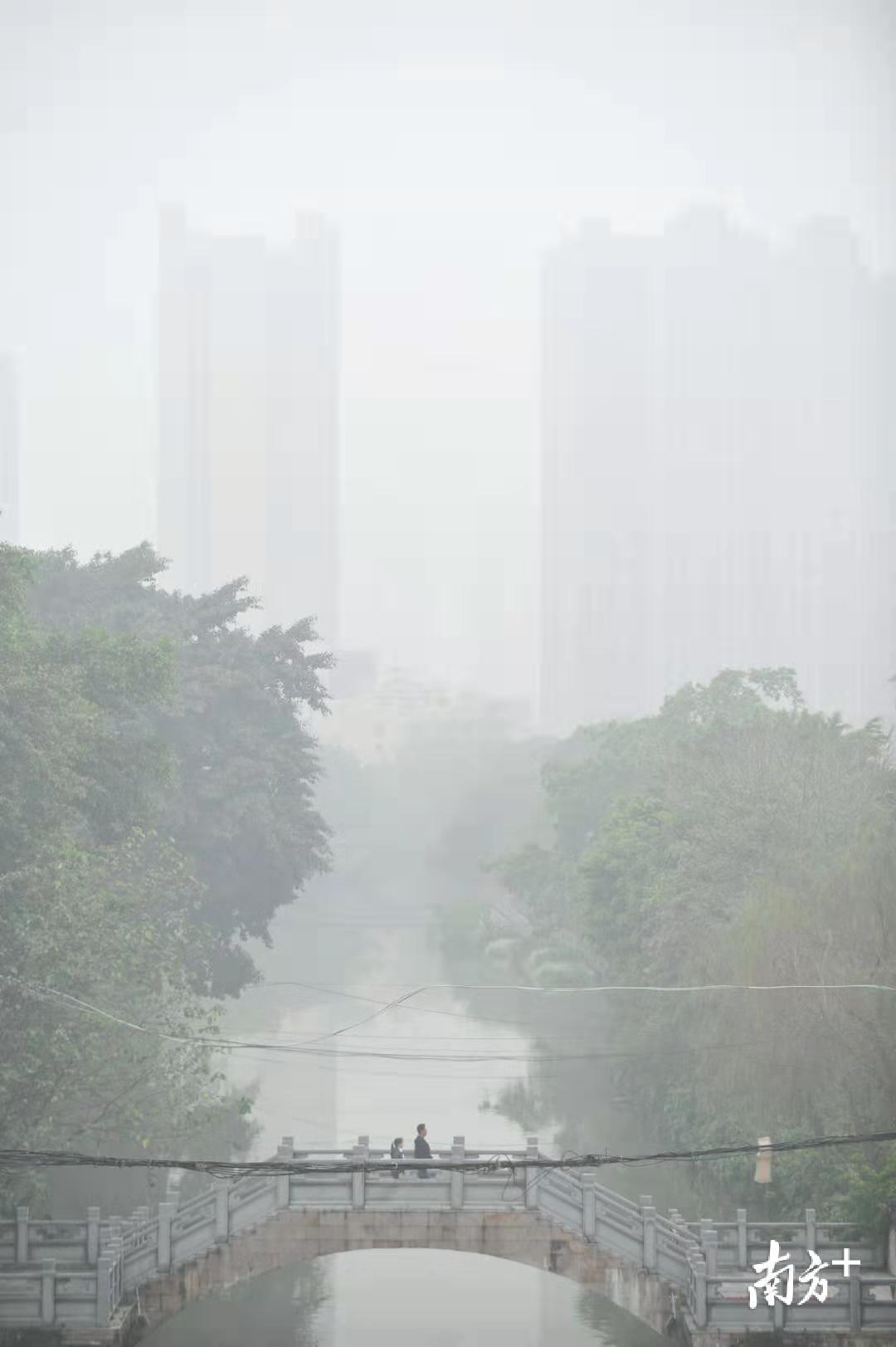 白茫茫的大雾笼罩整个城市，远处的建筑变得朦胧。戴嘉信 摄