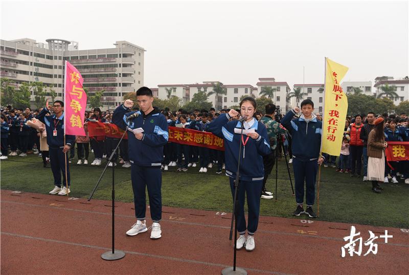 学生代表带领高三学子宣誓。杨兴乐摄 学生代表带领高三学子宣誓。杨兴乐摄