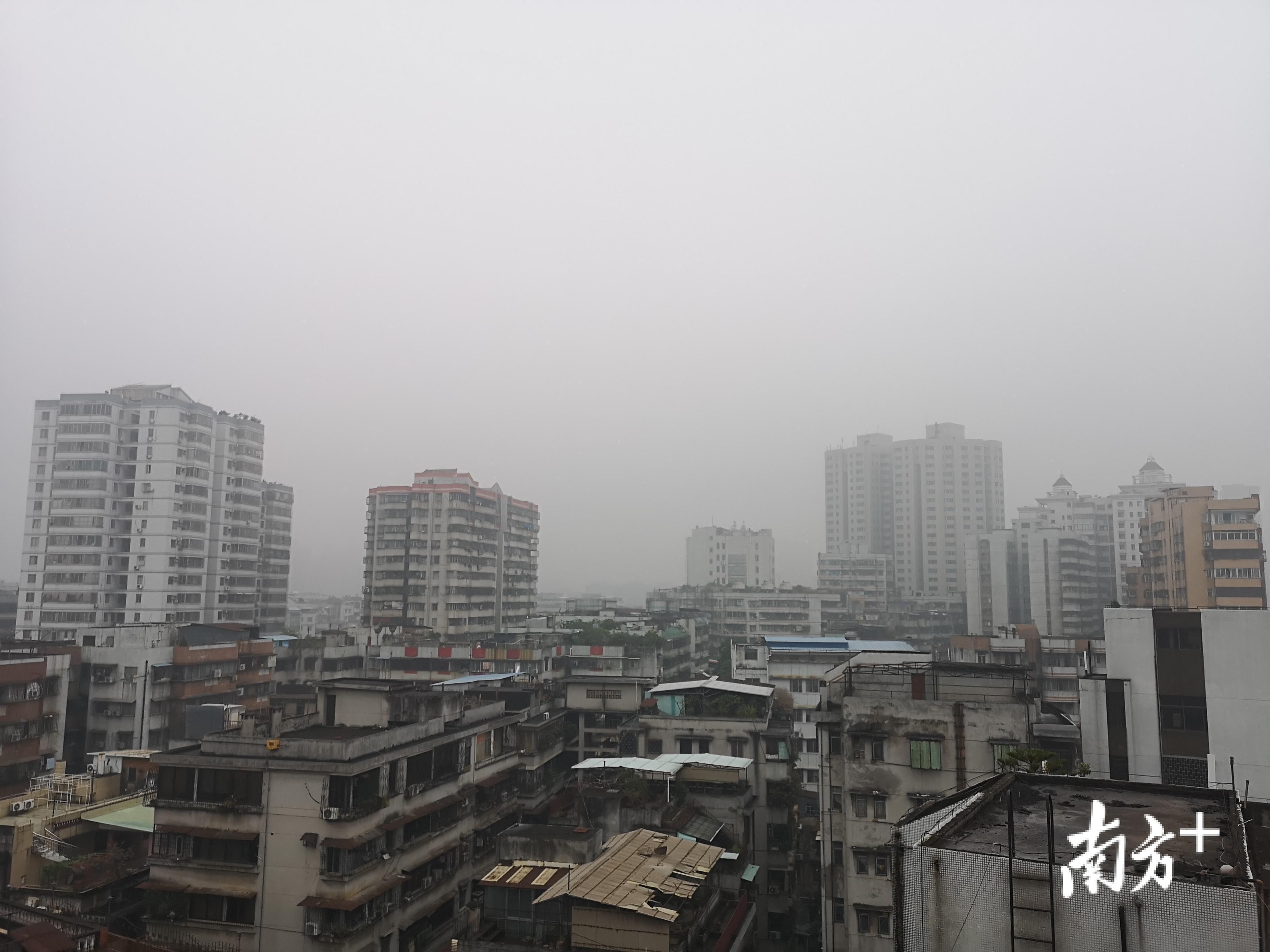 整个城市幻如仙境，佛山被大雾笼罩，图为佛山祖庙片区居民楼。李嘉欣 摄
