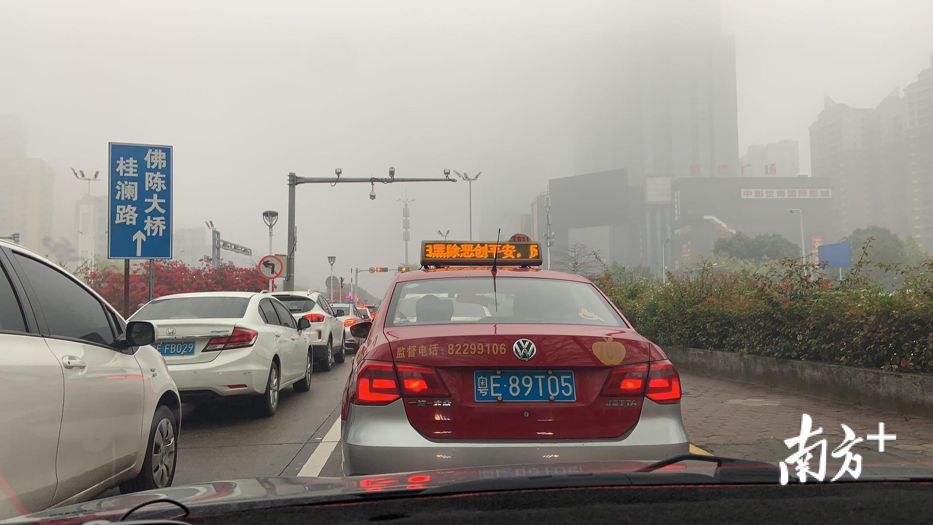 市民李先生8点左右上班，开车路过魁奇路地铁站附近，周边大雾弥漫，远处的高楼隐隐若现。市民李先生供图