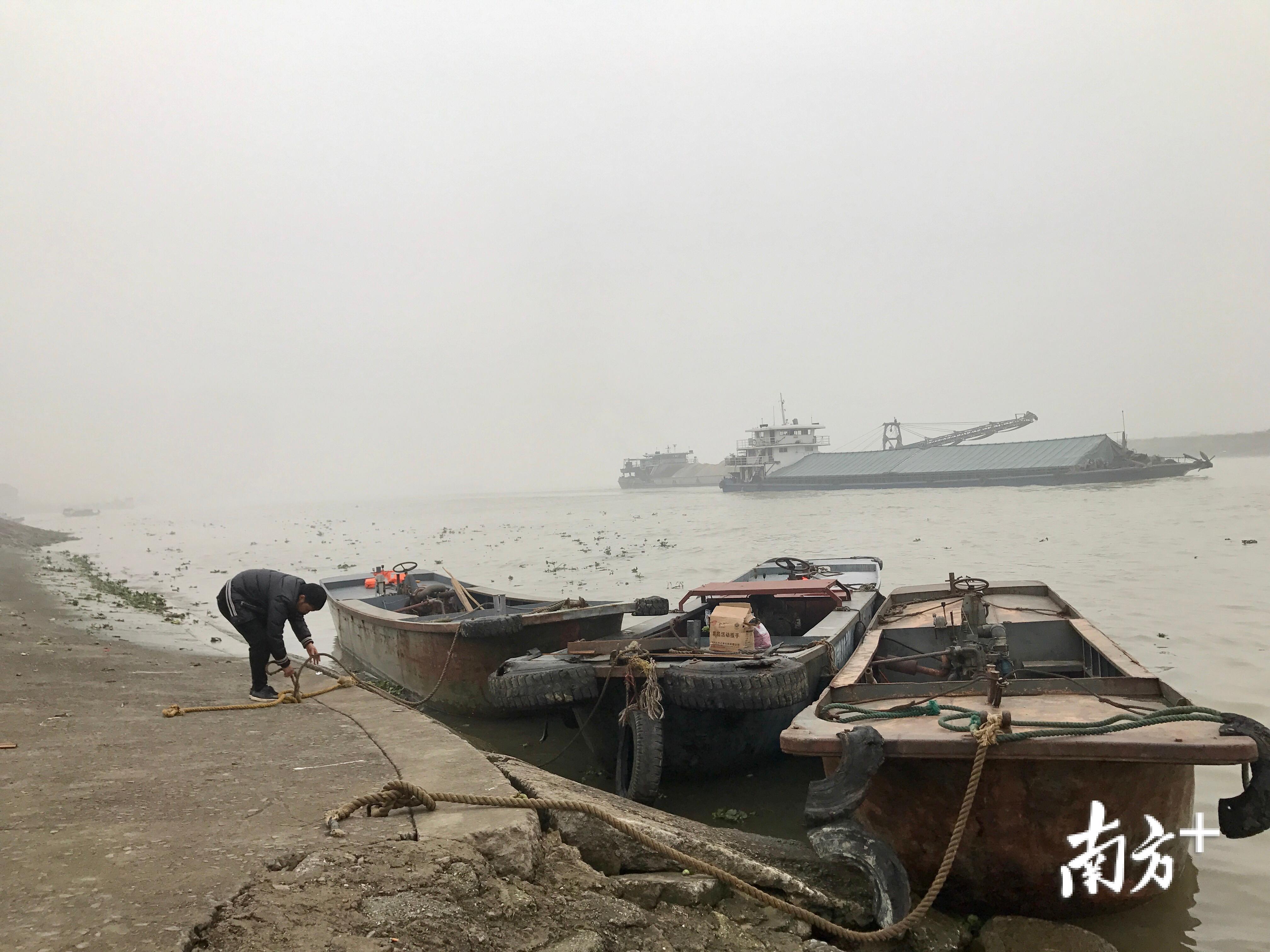 三水北江西南段，货物运输船船员蔡先生上岸采购物品后准备回船起航。他说，雾色中已看不清楚停泊在对岸的船只。张秀蓝 摄
