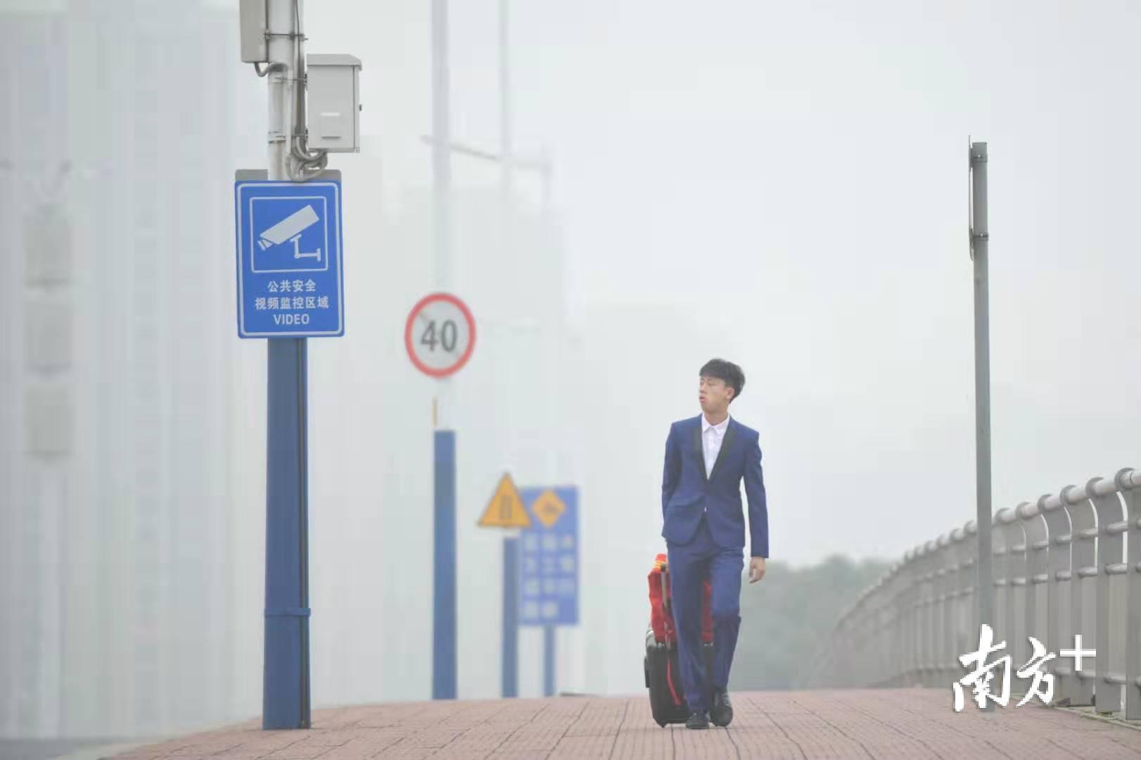 市民在雾中行走。戴嘉信 摄