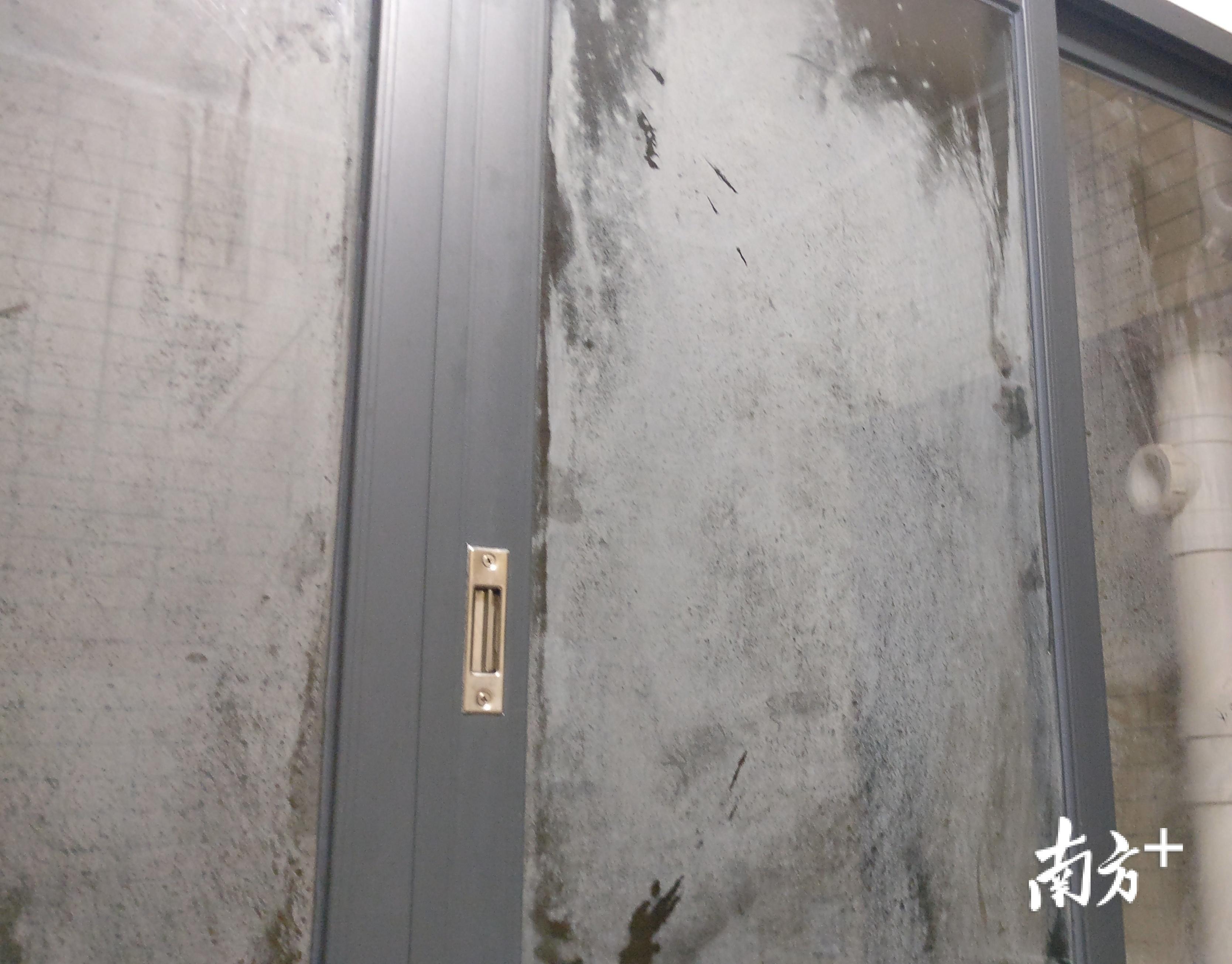 出门前关紧了窗户。回家的时候一看,窗户玻璃“白”了。 出门前关紧了窗户。回家的时候一看,窗户玻璃“白”了。