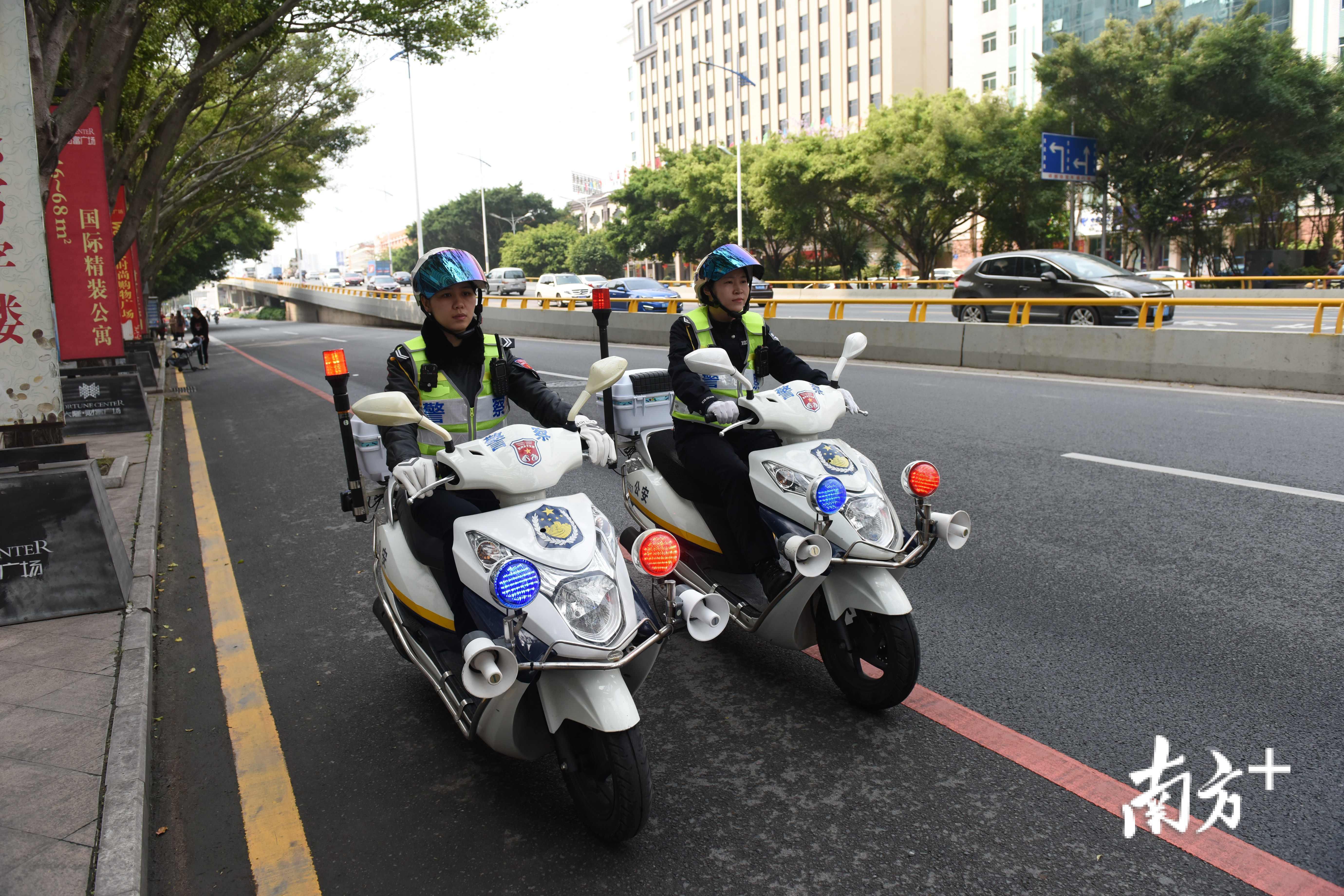 惠州市公安局交警支队江北大队女子队辅警朱若环（左）、孙姣（右）。