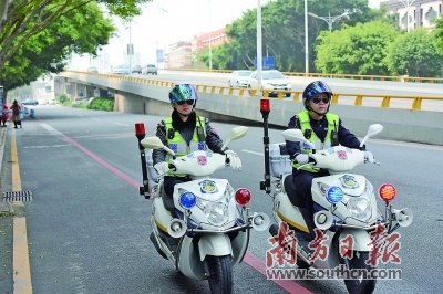 惠州市公安局交警支队江北大队女子队辅警朱若环(左)、孙姣(右)。南方日报记者 梁维春 摄 惠州市公安局交警支队江北大队女子队辅警朱若环(左)、孙姣(右)。南方日报记者 梁维春 摄