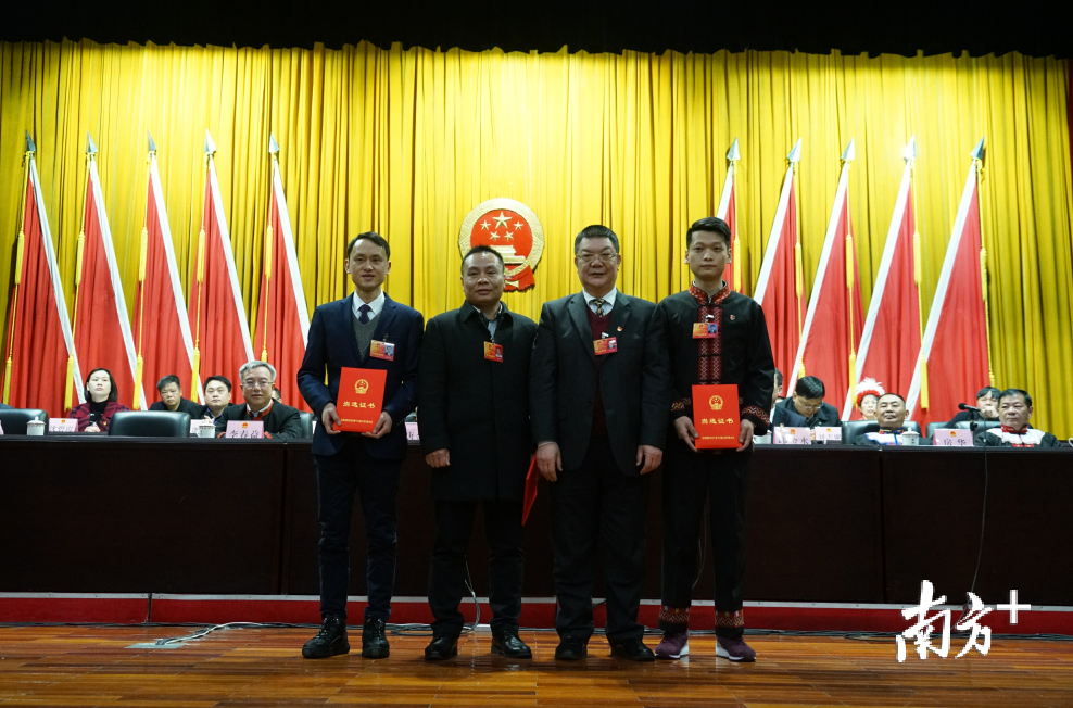 连南县人大常委会主任刘少伟（右二）为李知用、邹正富、俞文滔颁发当选证书。杨溢子 摄
