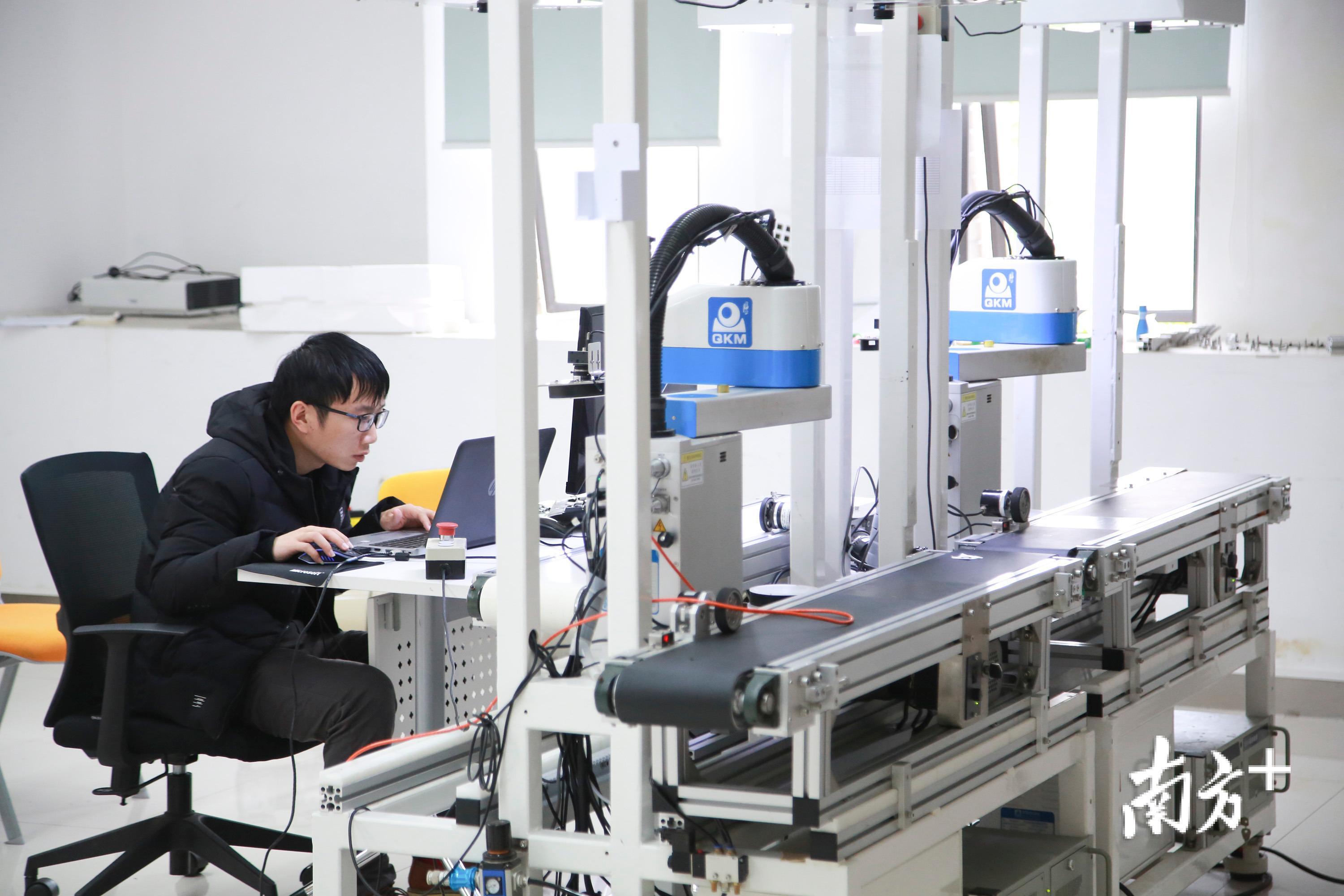 东莞松山湖国际机器人产业基地内的粤港机器人学院,学生正在学习智能制造设备的调试。 南方日报记者 孙俊杰 摄 东莞松山湖国际机器人产业基地内的粤港机器人学院,学生正在学习智能制造设备的调试。 南方日报记者 孙俊杰 摄