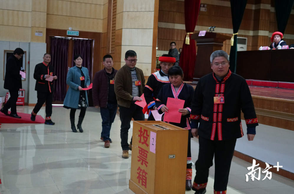 会议投票现场。杨溢子 摄