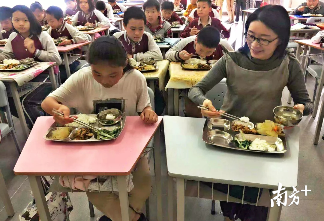 杨匏安纪念学校提供校内课后服务。校长孙晓燕陪孩子们一起用餐。 