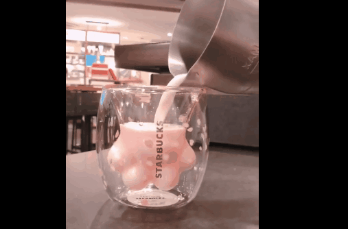 杯子装上牛奶的效果。（图源网络）