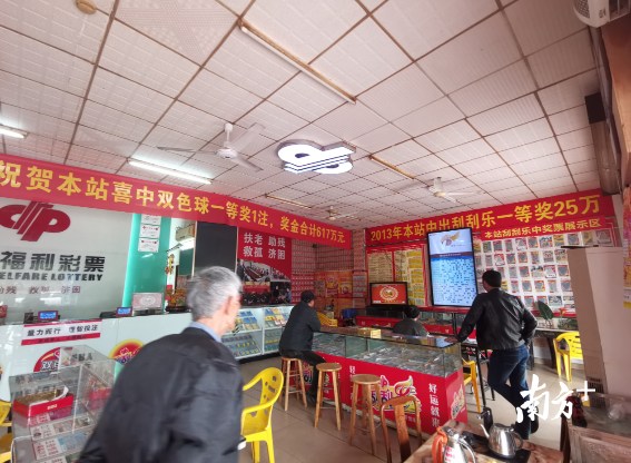 销售中大奖投注站内彩民络绎不绝，四周墙上挂满了各种喜讯。唐梦 摄