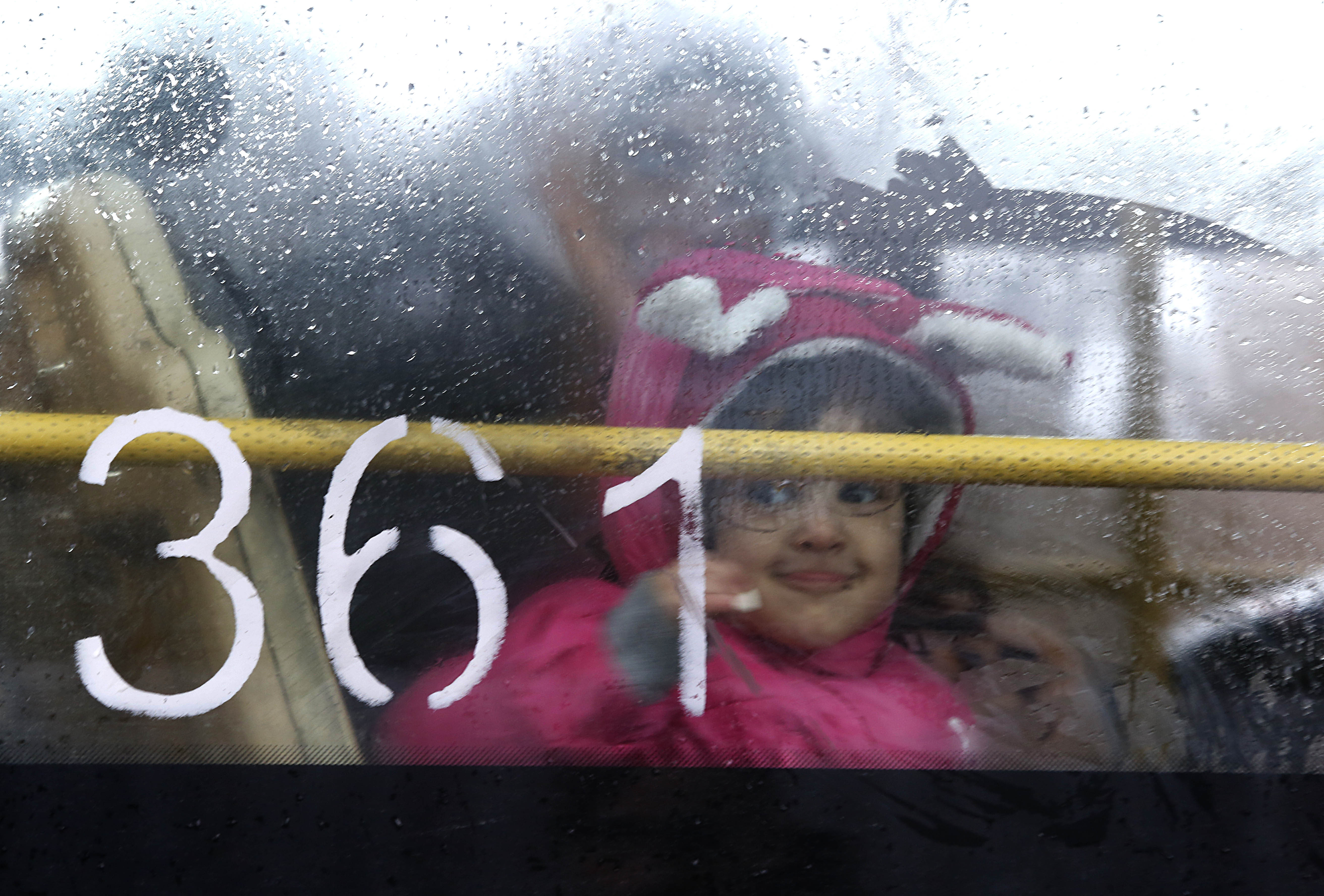 2月28日，在位于黎巴嫩首都贝鲁特的一处集合地点，一名叙利亚难民儿童乘坐大巴，准备离开黎巴嫩。新华社发