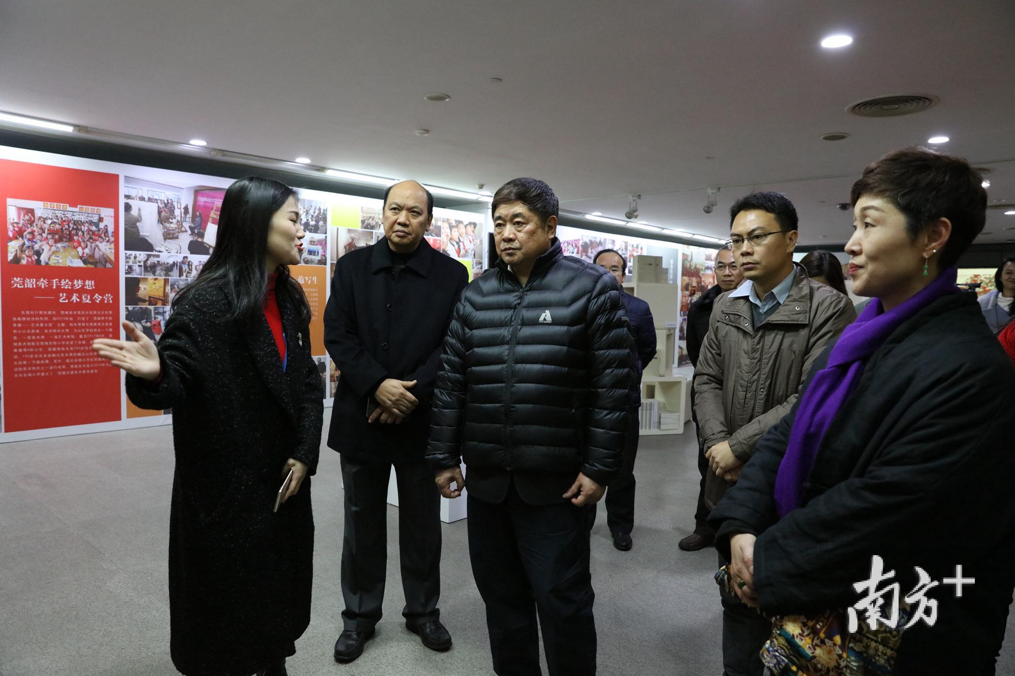 故宫博物院院长单霁翔来到莞城美术馆参观。(摄影：霍永良)