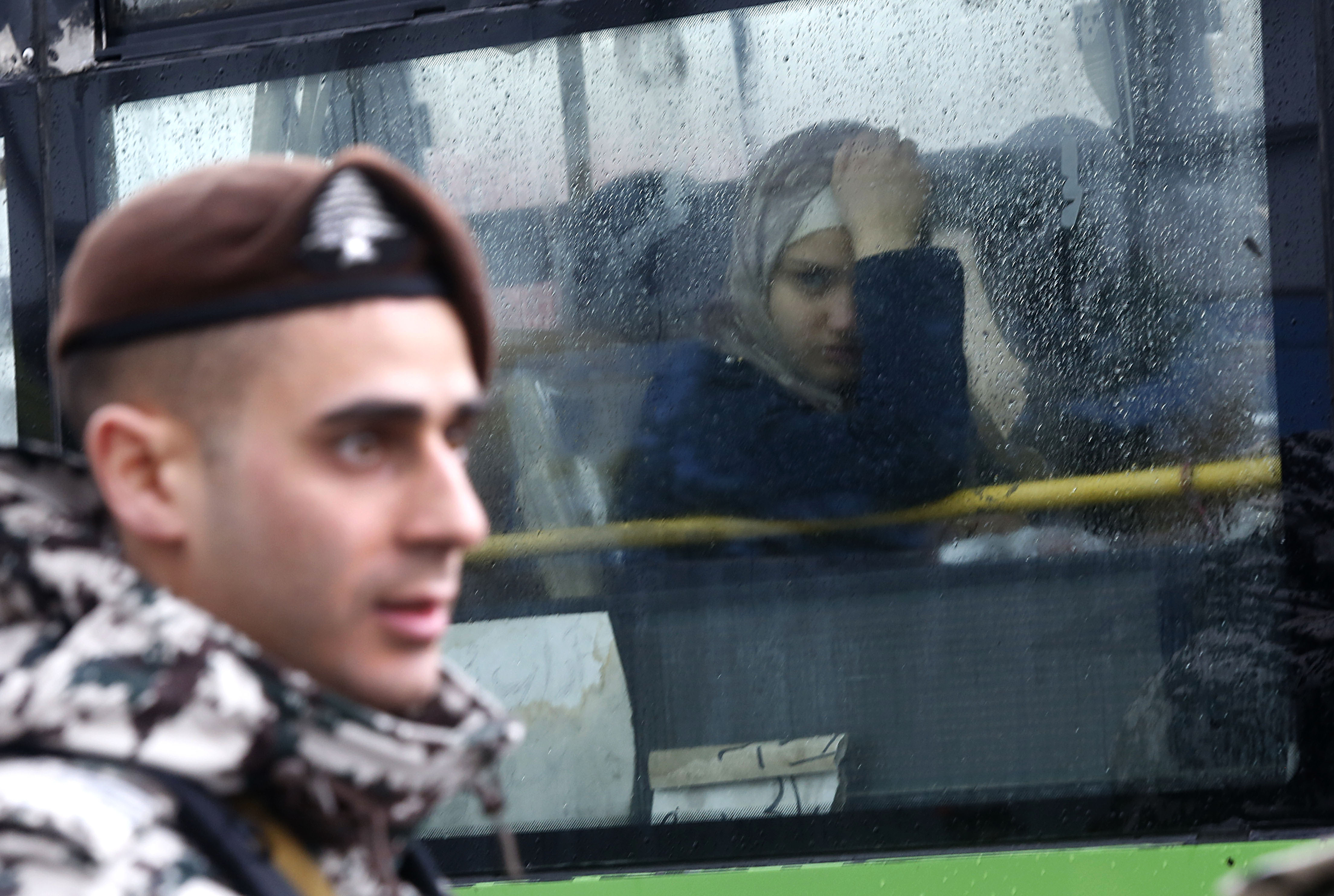 2月28日，在位于黎巴嫩首都贝鲁特的一处集合地点，一名叙利亚难民妇女乘坐大巴，准备离开黎巴嫩。新华社发