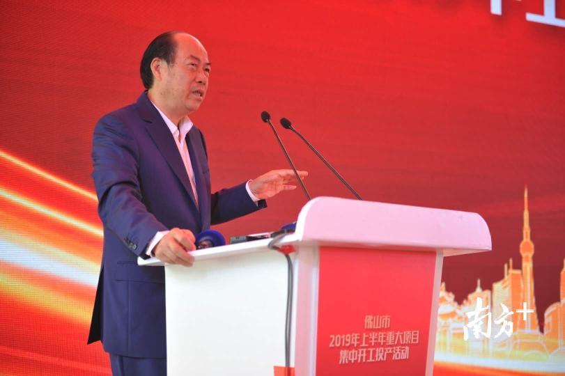 2月28日举行的佛山上半年重大项目集中开工投产活动上，杨国强表示首批建筑机器人今年年底亮相。戴嘉信 摄