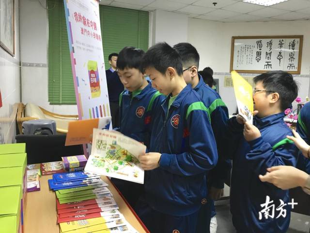 《我的家在中国》丛书在澳门坊众学校、澳门劳工子弟学校展销。