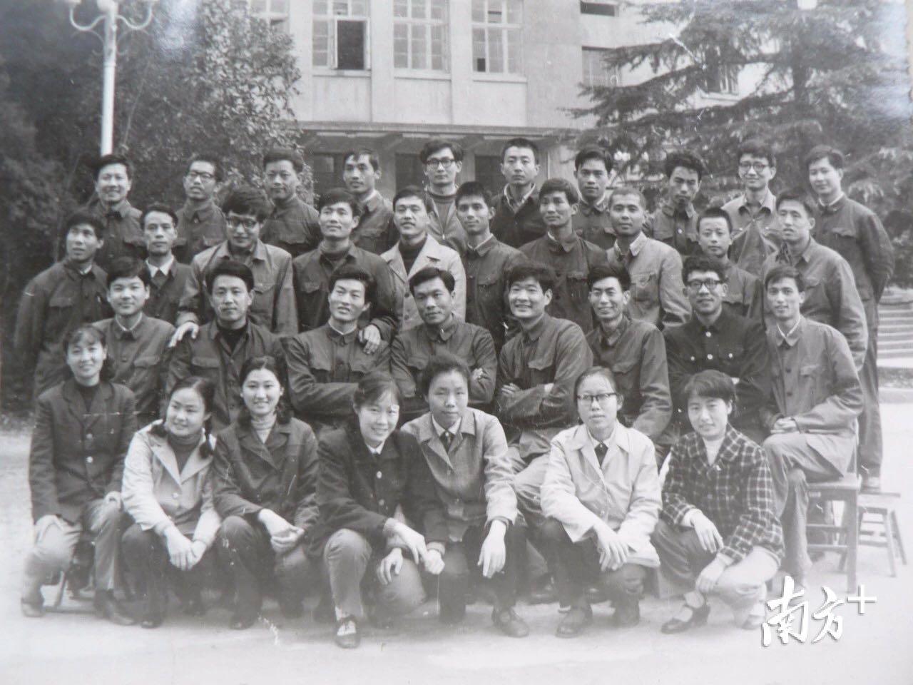 最后一排左边第六个是戴建业