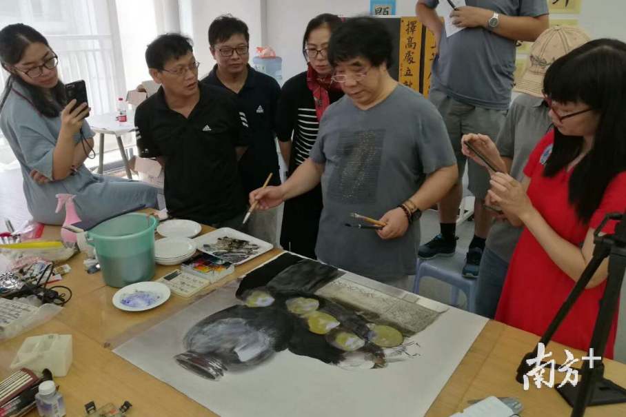 刘寿祥为“水彩高研班”的同学讲授水彩画的调色与技法。(摄影：霍永良)