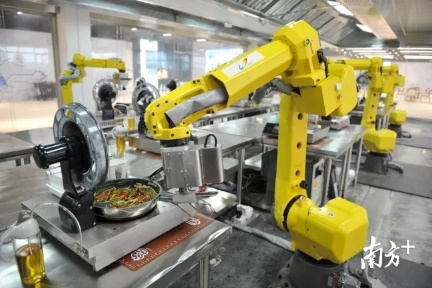 碧桂园集团计划在全国开1000家机器人餐厅，由机器人下单、端菜、炒菜、做饭等。图为机器人厨房。戴嘉信 摄