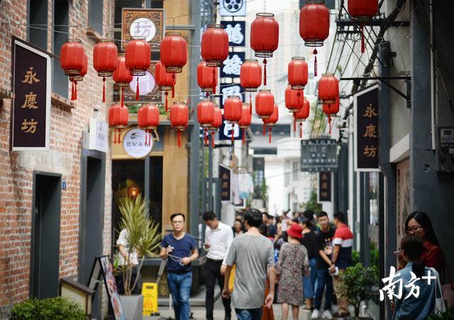 改造后的永庆坊焕然一新，成为广州年轻人“打卡”的好去处。资料图片 南方日报记者 肖雄 摄