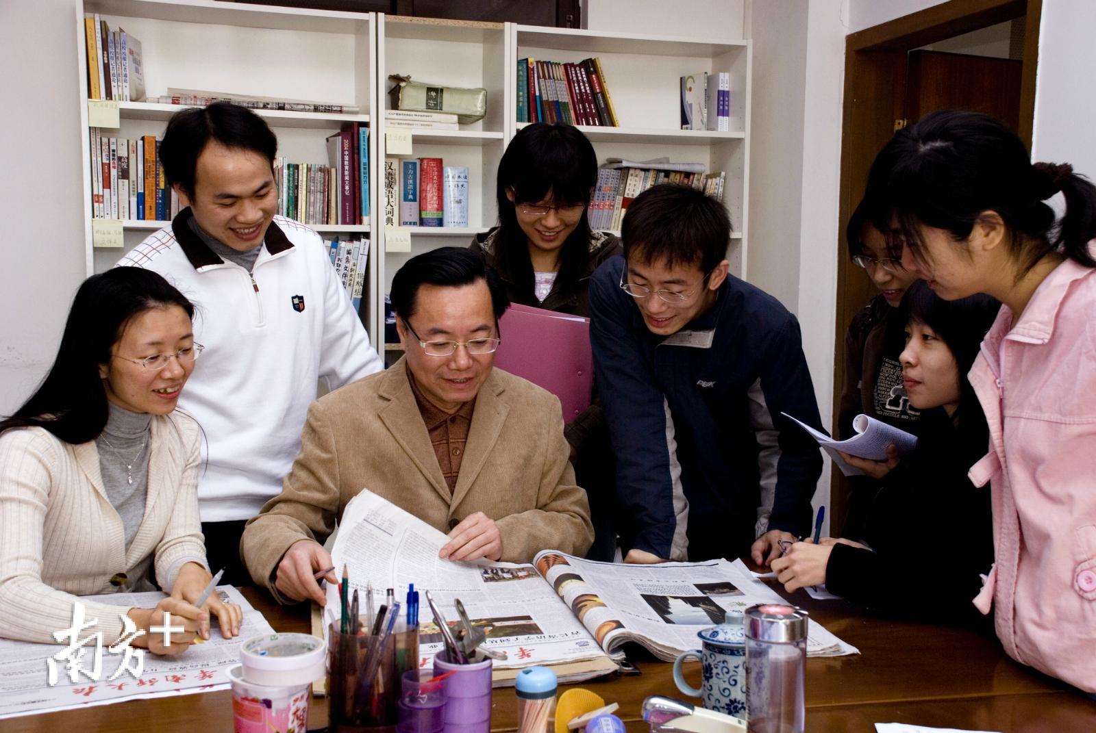 李宇红等《华南师大报》老师与学生记者点评版面。陈南光 摄