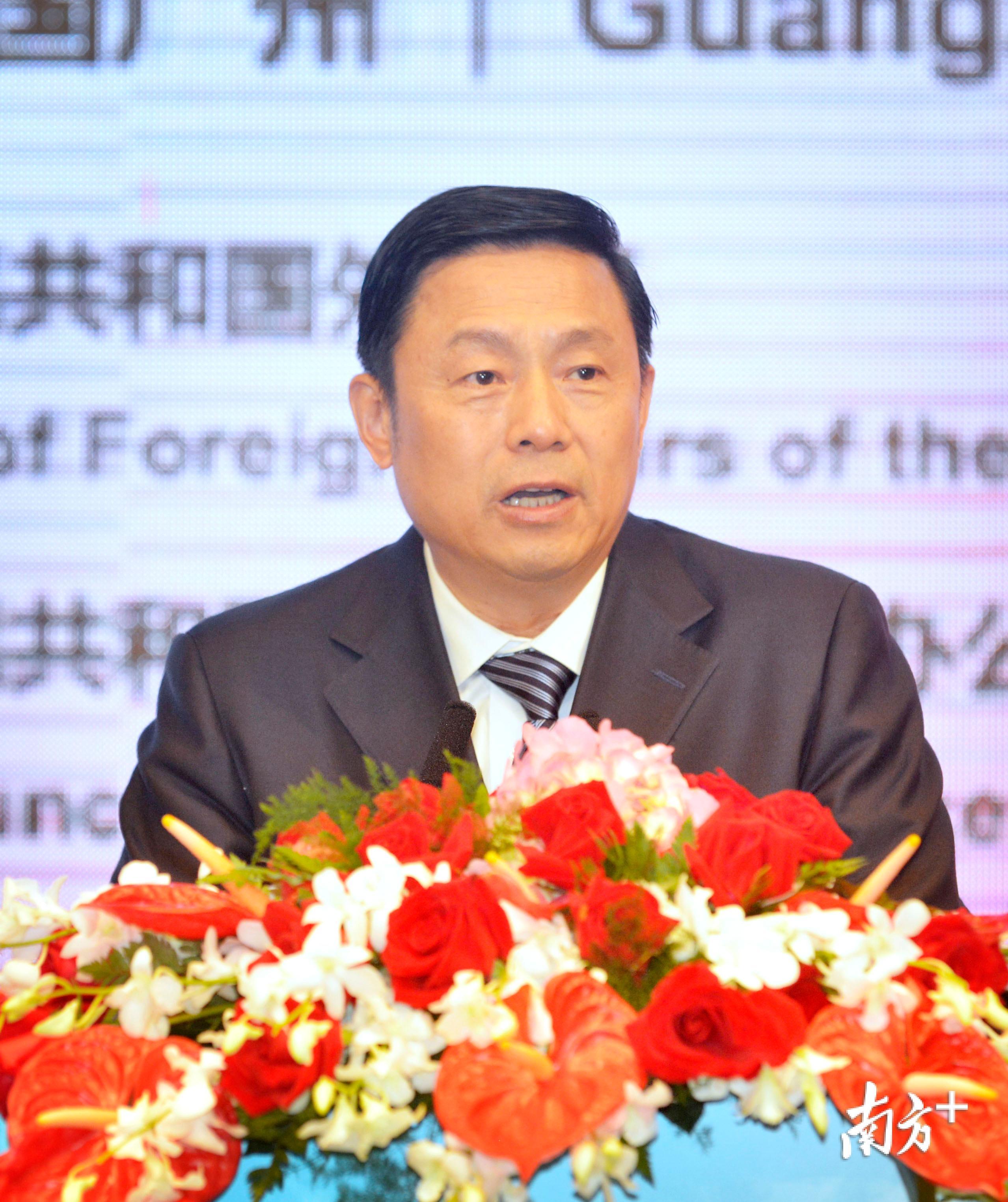 今天15时看新闻发言老将新任政协大会发言人郭卫民首秀