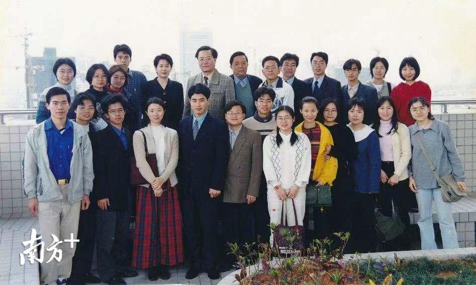 李宇红（前排左四）和学生记者。《华南师大报》历届学生记者提供