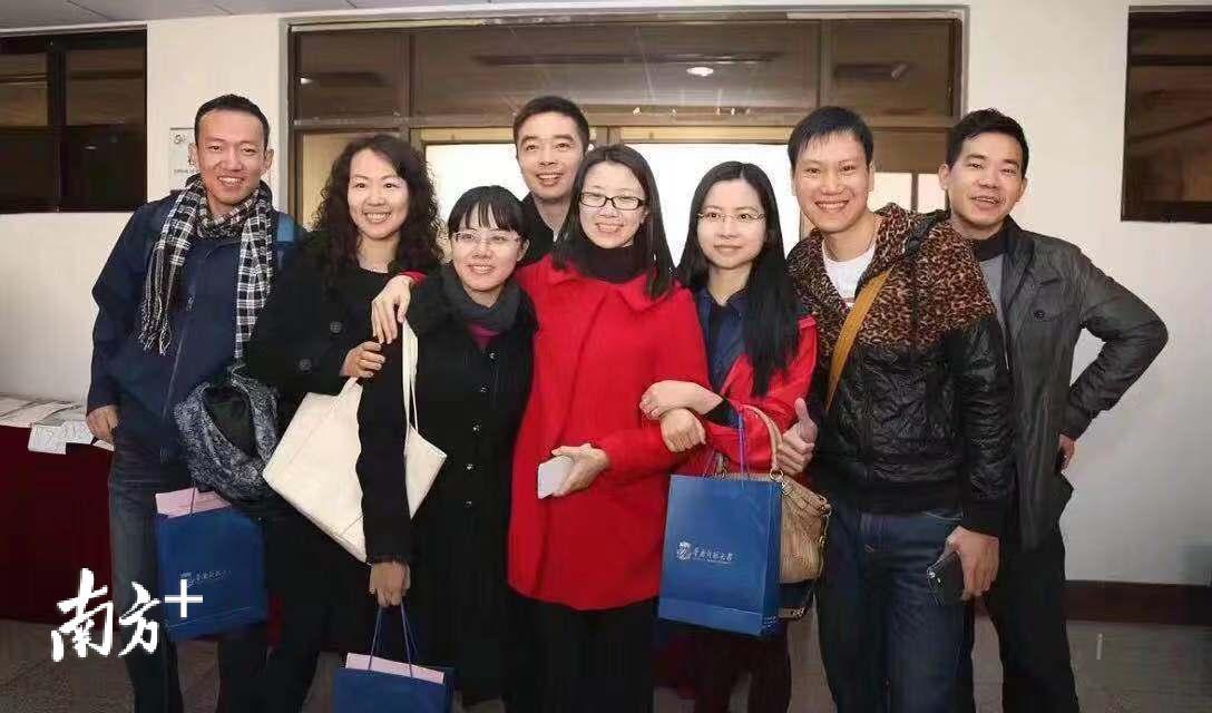 李宇红（左五）和学生记者。《华南师大报》历届学生记者提供