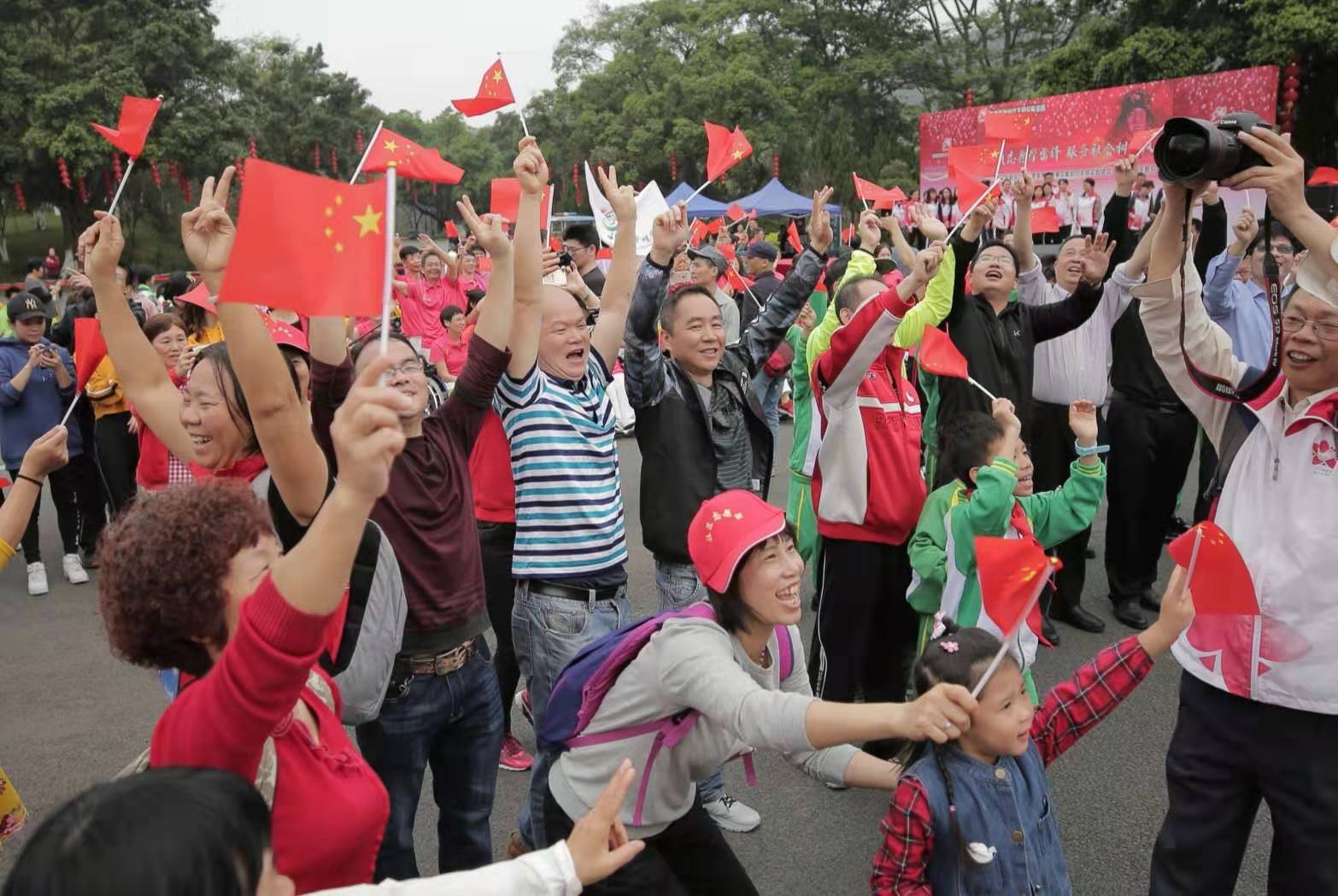 合唱团,音乐家,志愿者,各行各业代表等纷纷聚拢过来,共同歌唱《我和我