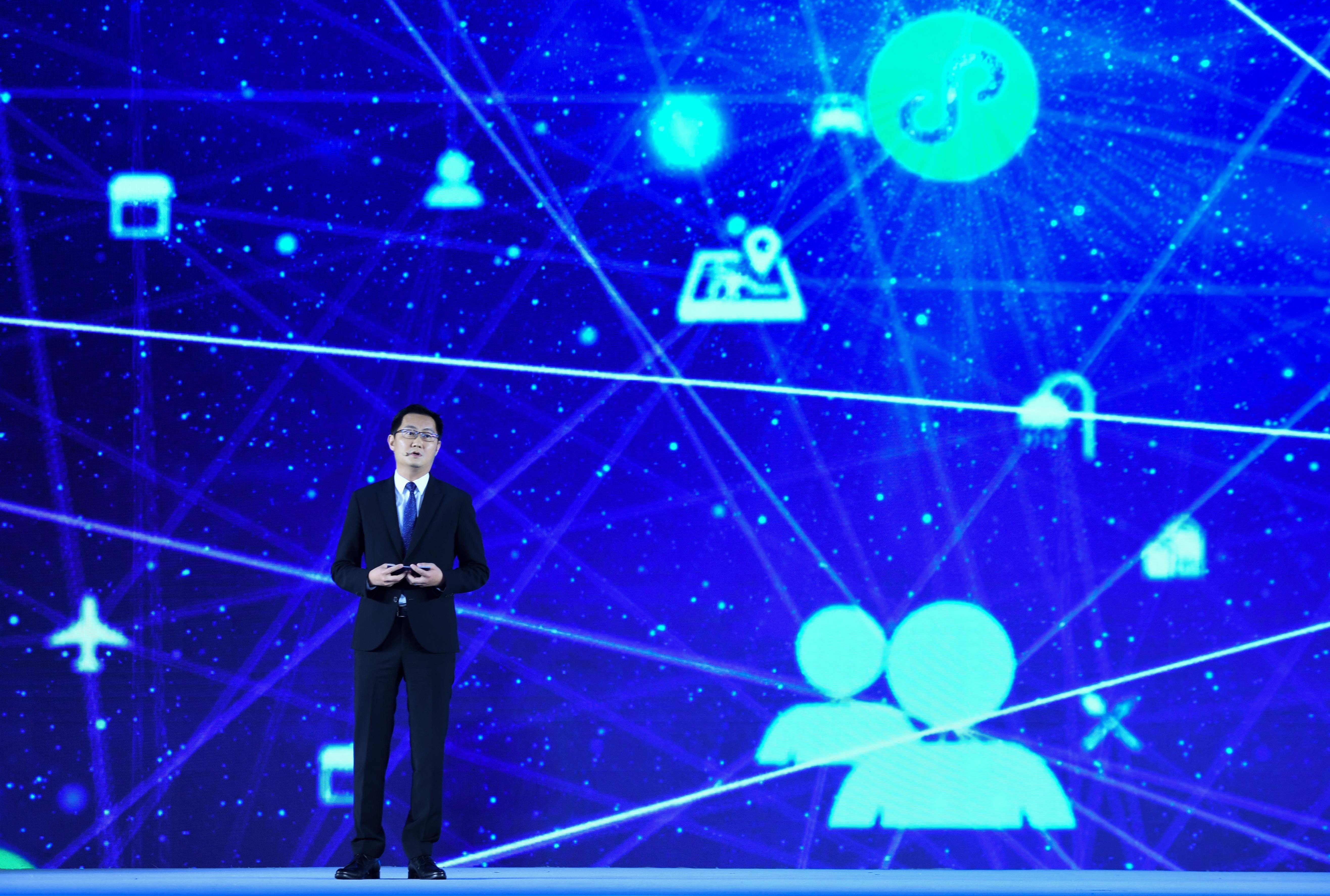 在浙江乌镇举行的世界互联网领先科技成果发布活动上，马化腾介绍微信小程序创新模式。