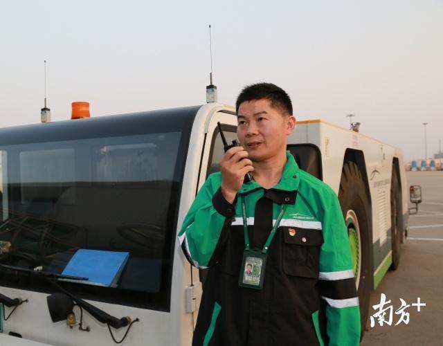 白云机场地勤公司飞机牵引车司机程望宗.