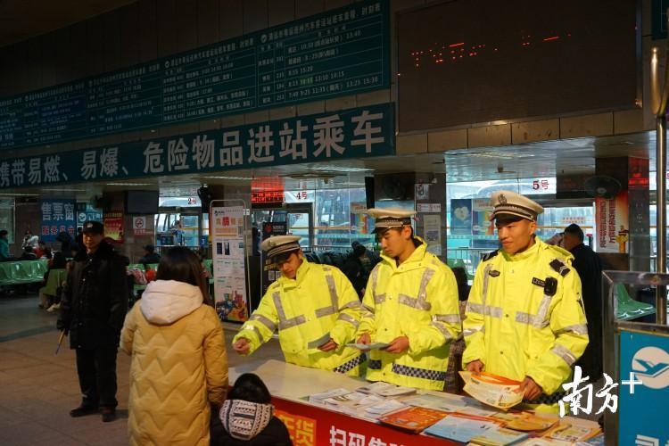 发放传单。段灿 摄 发放传单。段灿 摄