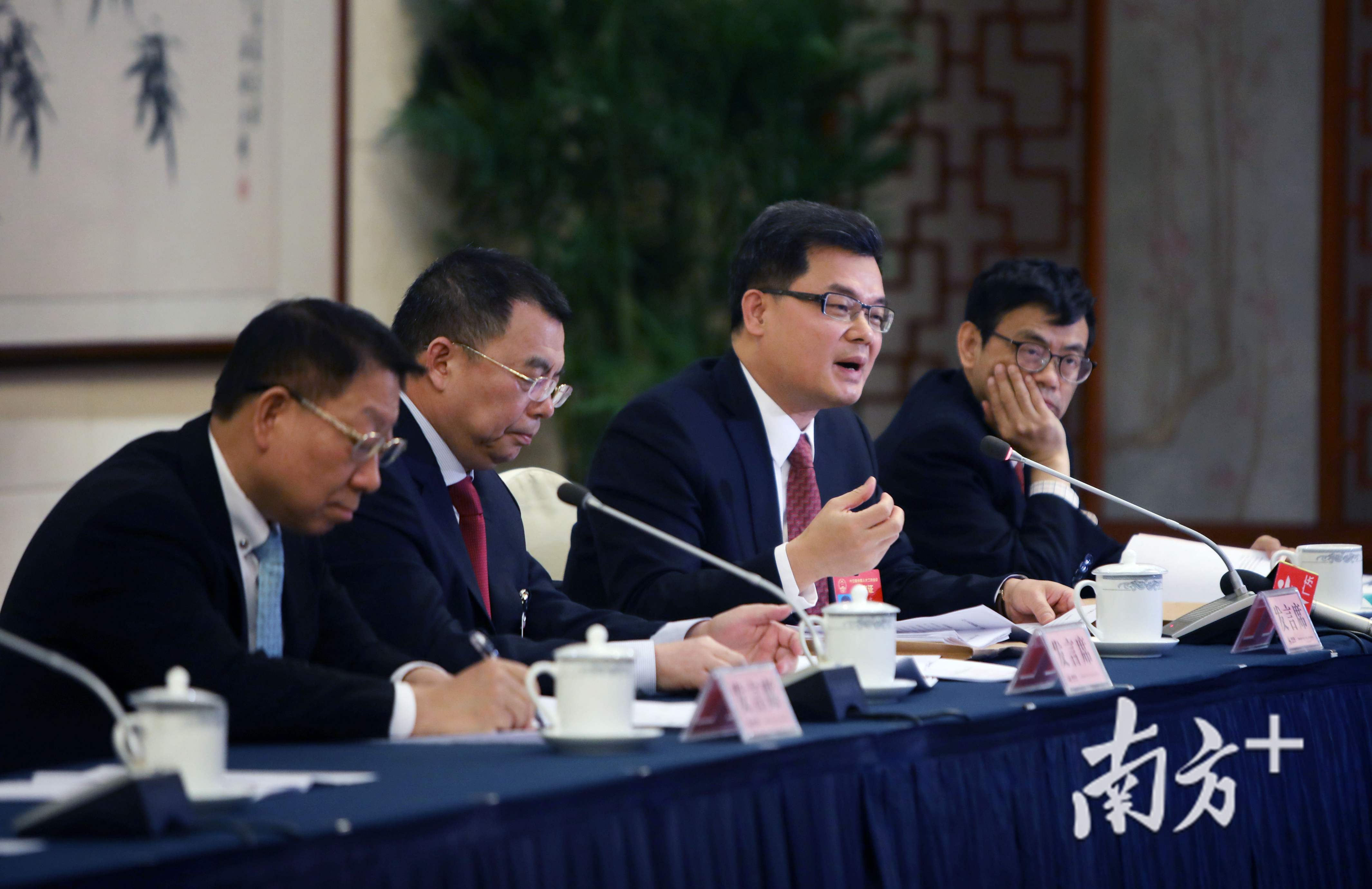 全国人大代表肖胜方在介绍自己的议案。