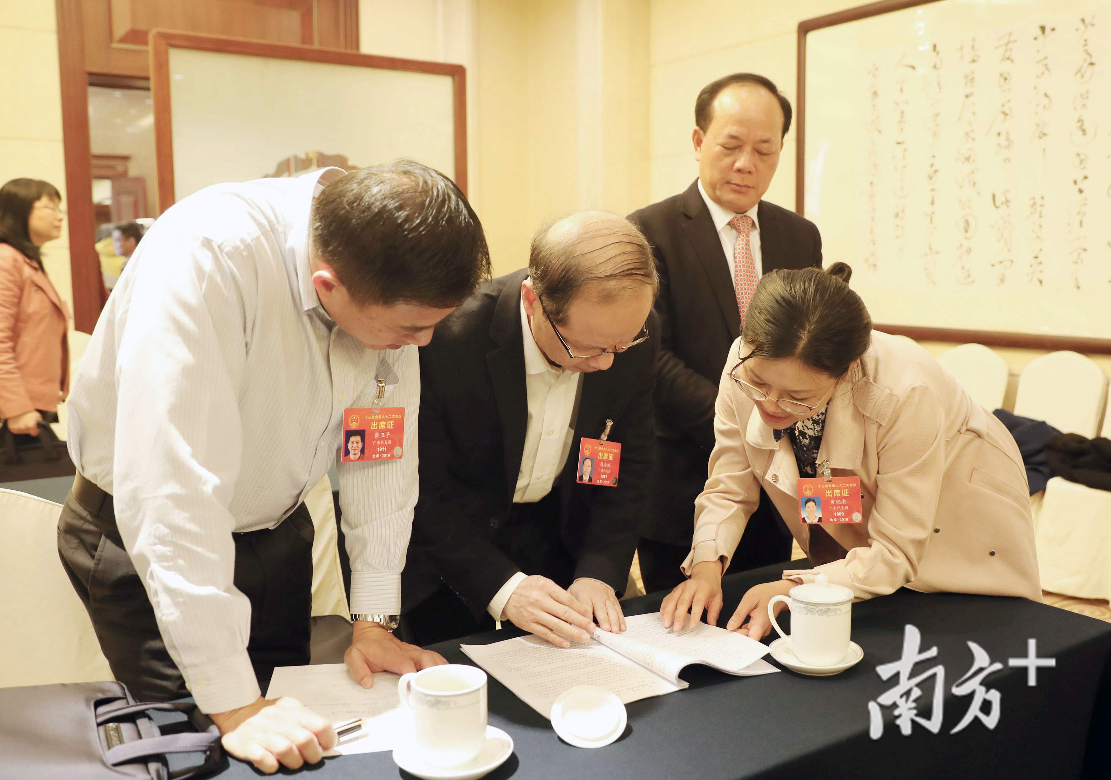 蔡卫平、周海波、黄晓渝三位来自医疗卫生界的代表为议案开展小型研讨。