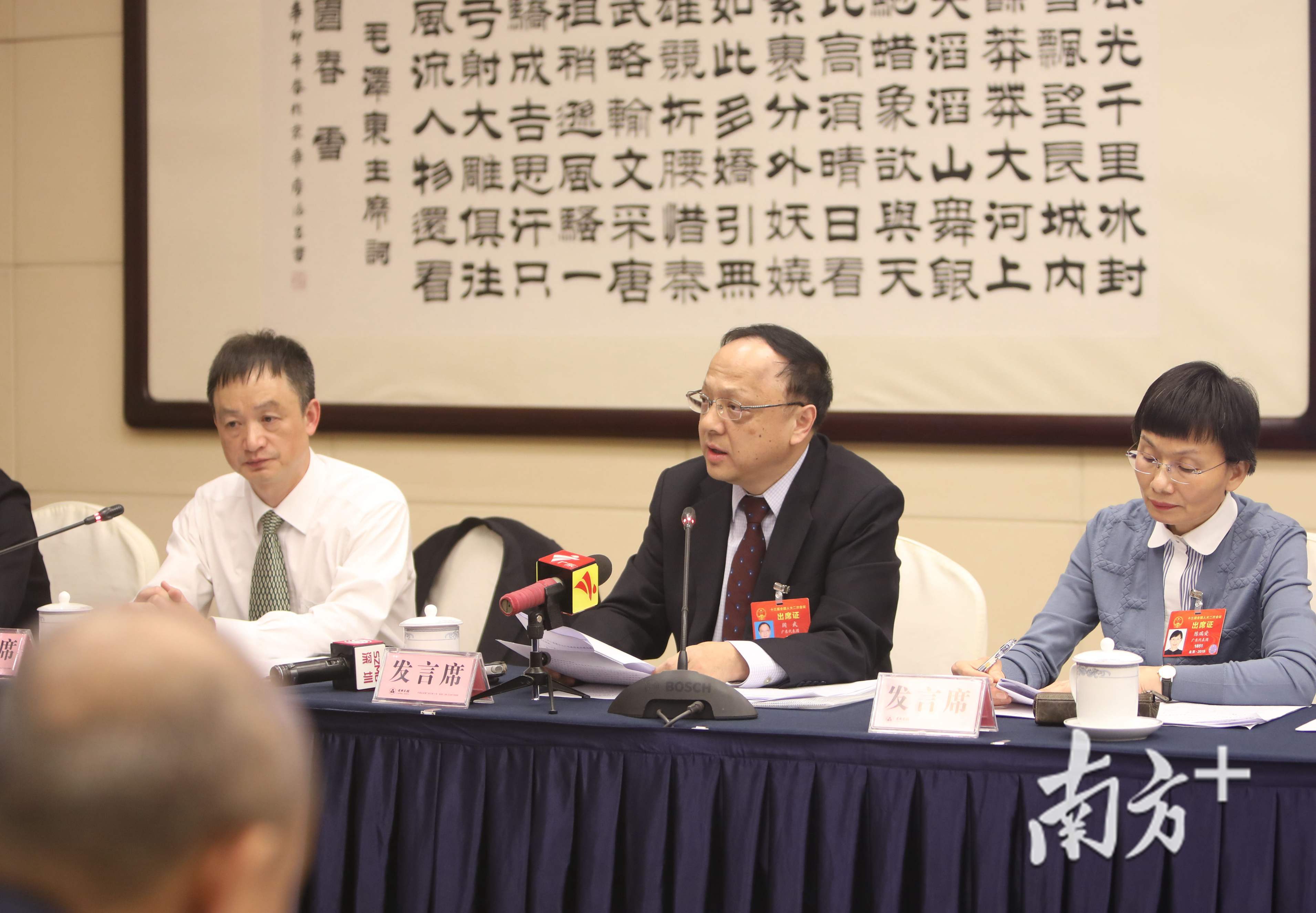 全国人大代表阎武在介绍自己的议案。