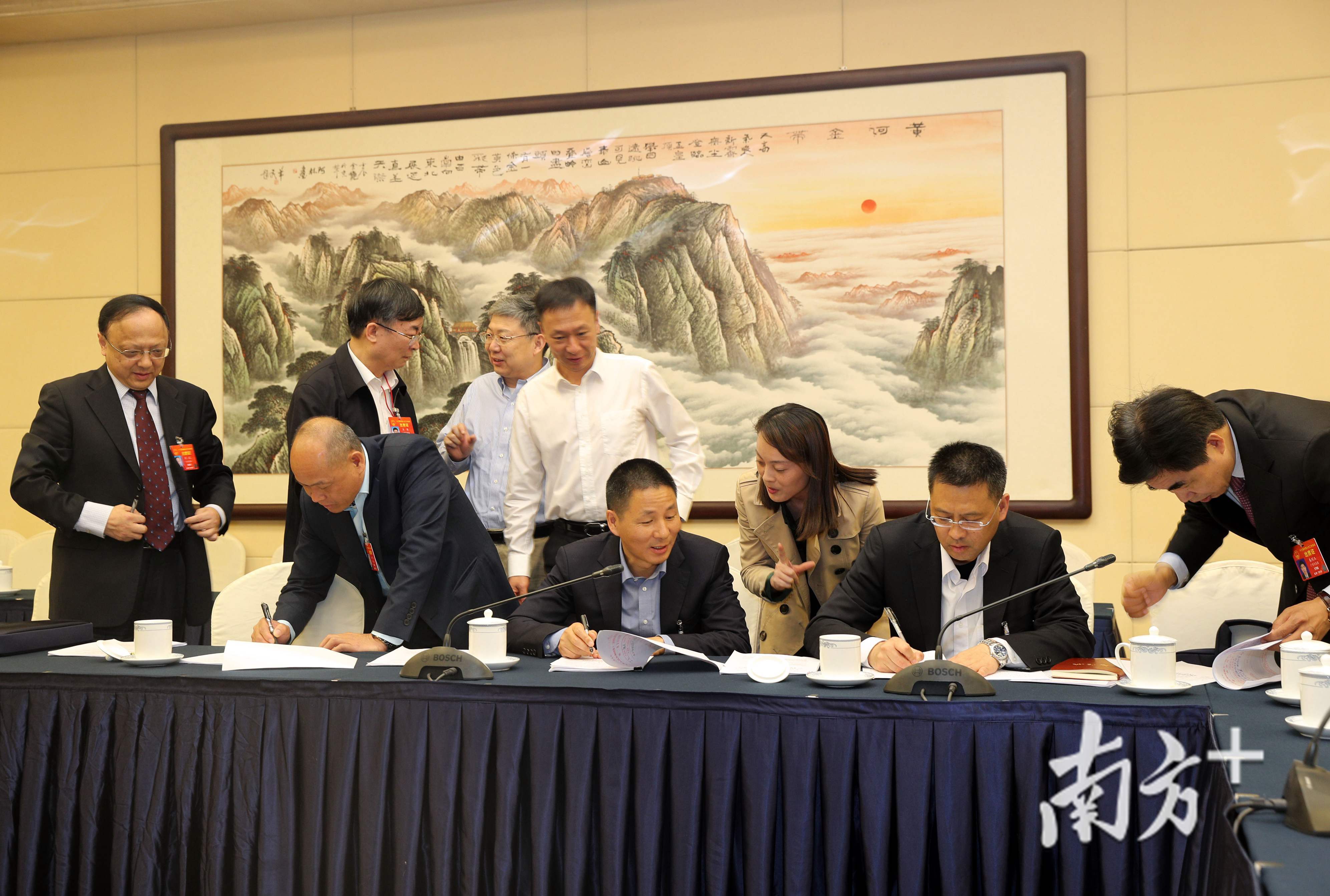 会后，代表们串场推销自己的议案，寻求联名。