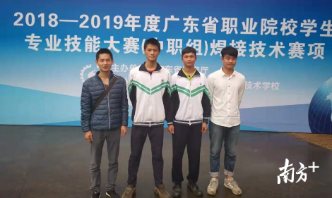 周业海（左2）和连冠杰（右2）与指导老师合影留念。 受访者供图