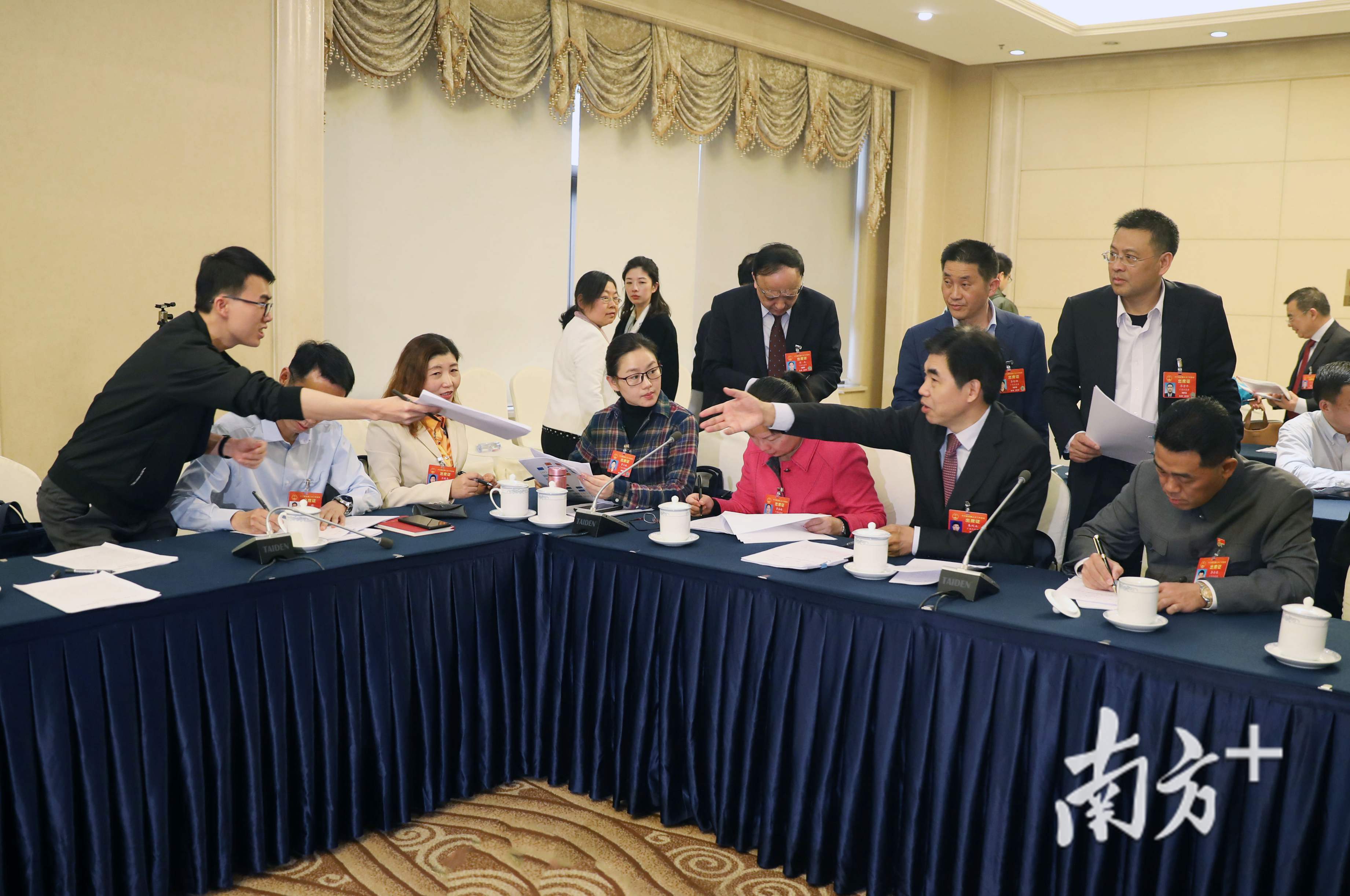 会后，代表们串场推销自己的议案，寻求联名。