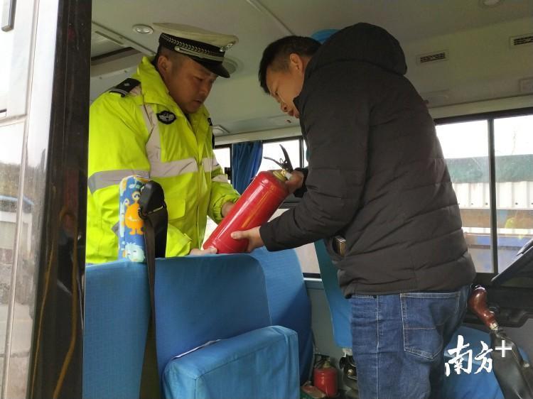 排查车辆隐患。段灿 摄 排查车辆隐患。段灿 摄