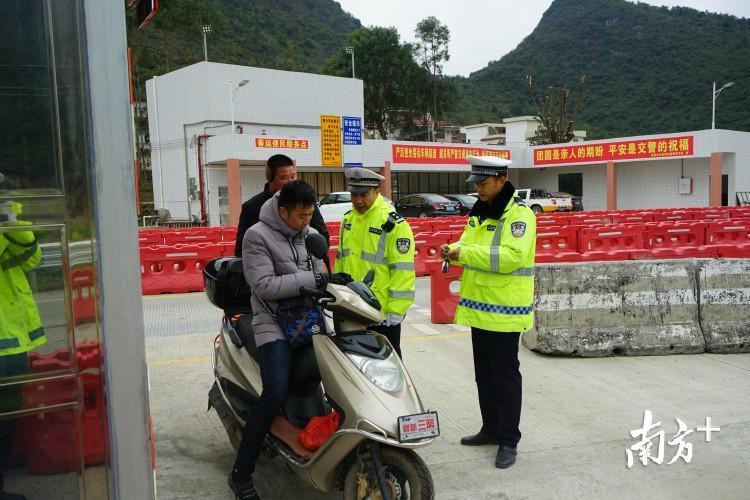 路面执勤查控。段灿 摄 路面执勤查控。段灿 摄