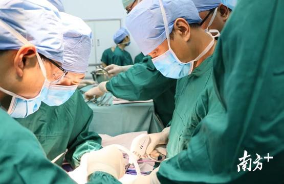 何裕隆教授手术中 何裕隆教授手术中
